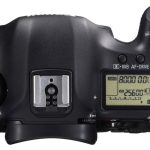 Uporządkowana górna ścianka z pokrętłem wyboru trybu pracy, stopką i wyświetlaczem pomocniczym.