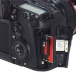 Zdjęcia możemy zapisywać na kartach pamięci SDHC/XC albo CompactFlash. Można też korzystać z obu kart jednocześnie, przypisać jedną do zdjęć w formacie JPEG, a drugą – do zdjęć w formacie RAW, albo wypełniać je kolejno, uzyskując największą pojemność pamięci.