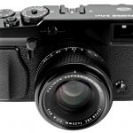 Wyraźnie widoczne, duże pokrętła do regulacji czasu naświetlania i korekty ekspozycji.