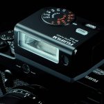 W korpusie X-Pro1 nie znajdziemy lampy błyskowej, jednak Fujifilm oferuje na początek trzy lampy zewnętrzne: EF-42: ok. 900 zł, liczba przewodnia 42 EF-20: ok. 500 zł, liczba przewodnia 20 EF-X20: cena nieznana, liczba przewodnia 18