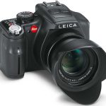 Leica V-Lux 3 ma bogate wyposażenie, obejmujące obiektyw z 26-krotnym zoomem (25-600 mm, ekw. dla małego obrazka) ze skutecznym stabilizatorem, automatyczne i manualne tryby pracy oraz rozbudowaną funkcję filmowania w rozdzielczości Full HD – dokładnie tak samo, jak bliźniaczy Panasonic Lumix DMC-FZ150.