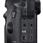 Po lewej stronie korpusu jest aż gęsto od złączy chronionych dwiema gumowanymi klapkami. Znajdziemy tu gniazdo słuchawkowe oraz porty HDMI i USB (po prawej, od góry), a także gniazda mikrofonu, przewodu do komputera oraz wężyka zdalnego sterowania (po lewej, od góry).