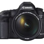 Brakuje tylko jednego elementu wyposażenia – wbudowanej lampy błyskowej. To kolejny znak świadczący, że mamy do czynienia z modelem dla profesjonalistów – ci zwykle używają lamp zewnętrznych. Z drugiej strony jednak brak choćby zewnętrznej lampy w zestawie drażni – nie mając osobnego flesza możemy jedynie drastycznie podnieść czułość. Dla porównania, Nikon D800 jest wyposażony w wewnętrzną lampę.