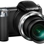 Długi czas uruchamiania Olympusa SP-810UZ częściowo rekompensuje relatywnie szybkie przetwarzanie rejestrowanych zdjęć. Opóźnienie spustu migawki wynoszące 0,52 sekundy w szerokokątnym zakresie ogniskowych i 0,72 sekundy przy długości ogniskowej 864 mm jest nieco za długie, by można było liczyć na ten model w spontanicznych sytuacjach.