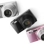 Nowością jest również wyzwalacz wideo, rozpoczynający nagrywanie niezależnie od aktualnie wybranego trybu pracy. Filmy są rejestrowane w rozdzielczości 1280 x 720 pikseli z szybkością 30 klatek na sekundę i zapisywane w formacie Motion JPEG. CX6 pojawił się w sklepach w grudniu zeszłego roku i jest dostępny w kolorach: srebrnym, czarnym i różowym. Aby zostać jego właścicielem, musimy wydać ok. 1250 zł.