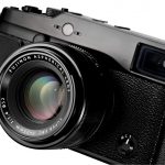 Hybrydowy wizjer widzieliśmy już w kompaktowym X100. Umożliwia on podgląd motywu albo przez układ optyczny, przedstawiający niezafałszowany obraz wraz z dodatkowymi informacjami o ustawieniach ekspozycji, albo na ekraniku złożonym z 1,44 miliona punktów.