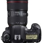 Przyciski bezpośredniego dostępu umożliwiają między innymi błyskawiczną zmianę trybu ekspozycji i ostrzenia, balansu bieli czy czułości oraz przejście do trybu zdjęć seryjnych. Wyświetlacz pomocniczy szybko i zrozumiale informuje o wszystkich wybranych ustawieniach.