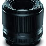 Trzeci obiektyw ze stałą ogniskową 60 mm i jasnością 1:2,4, zoptymalizowany pod kątem makrofotografii.