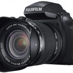 Również zakres funkcji i waga aparatu upodabniają go do lustrzanek, jednak cena jest znacznie niższa.