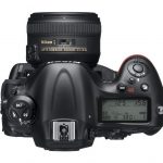 Pomocniczy wyświetlacz na górnej ściance pokazuje aktualne ustawienia aparatu.