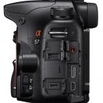 Wszystkie złącza umieszczono pod gumowaną osłonką po lewej stronie obudowy.