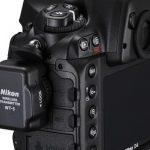 Aparat został wyposażony w złącza do odbiorników GPS i WLAN oraz porty Ethernet i USB. Na zdjęciu widać podłączony adapter WLAN umożliwiający szybką transmisję danych w aktualnym standardzie 802.11n.