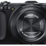 Następca popularnego modelu Finepix F550 EXR rejestruje zdjęcia o rozdzielczości 16 megapikseli i może powiększać oddalone obiekty nawet piętnastokrotnie. Ulepszono między innymi funkcję automatycznej regulacji czułości na podstawie analizy ruchu obiektów w kadrze.
