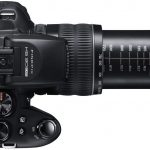 Wygodną obsługę umożliwia koncepcja sterowania zapożyczona od lustrzanek: mamy do dyspozycji pełną paletę trybów manualnych, a na tubusie obiektywu umieszczono pierścień umożliwiający dokładną regulację zoomu w zakresie długości ogniskowej od 24 do 720 milimetrów (ekwiwalent dla małego obrazka).