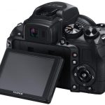 Tryb filmowania umożliwia nagrywanie klipów w rozdzielczości Full HD (1080p) z asystą śledzącego autofokusa, którego najpierw należy aktywować przyciskiem.