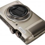 Obok dużej liczby programów tematycznych i efektów, aparat oferuje funkcję generowania trójwymiarowych zdjęć oraz kreator panoram obejmujących kąt 360 stopni, wymagający jednak bardzo płynnego obracania aparatu.