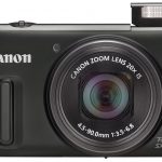 Lampa błyskowa wyjeżdża z obudowy, gdy jest potrzebna – później możemy ręcznie wsunąć ją z powrotem.