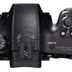 Pokrętło wyboru trybu pracy (po lewej) umożliwia szybki dostęp do automatycznych i manualnych trybów fotografowania.