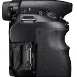 Zdjęcia mogą być zapisywane na kartach pamięci SDHC/SDXC lub Memory Stick Duo.