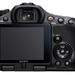 W elektronicznym wizjerze zastosowano panel LCD o wysokiej rozdzielczości. Przełączanie między ekranem a wizjerem następuje automatycznie z pomocą czujnika oka.