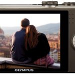 Trzycalowy wyświetlacz ma rozdzielczość 460 000 punktów. Jest on czuły na dotyk i umożliwia sterowanie niektórymi funkcjami aparatu, na przykład przeglądanie zrobionych zdjęć czy wybór punktu ustawiania ostrości.