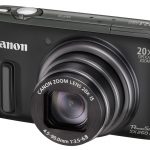 Obiektywowi z 20-krotnym zoomem, obejmującemu zakres ogniskowych od 25 do imponujących 500 milimetrów (ekwiwalent dla małego obrazka), towarzyszy efektywny stabilizator obrazu.