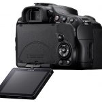 Trzycalowy ekran można wychylać i obracać.