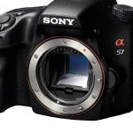 Sony nadal stawia na lustrzanki z półprzeźroczystym lustrem: nowa Alpha 57 – następca modelu Alpha 55 – również wykorzystuje lustro, które nie odchyla się podczas fotografowania, ale pozostaje na swoim miejscu, przepuszczając większość światła do matrycy i kierując jego niewielką część do czujników autofokusa.