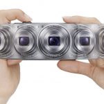 Jeśli chodzi o funkcjonalność, WX100 oferuje wiele automatycznych trybów fotografowania i programów tematycznych, włącznie z praktycznym kreatorem zdjęć panoramicznych.