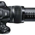 Gumowana powierzchnia pierścieni ogniskowej i ostrości ułatwia obsługę.