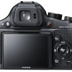 Liczne przyciski i pokrętła sprawiają, że X-S1 obsługuje się jak lustrzankę.