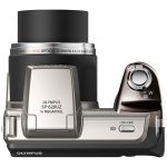 SP-620 UZ ma obiektyw z 21-krotnym zoomem, pokrywający zakres ogniskowych od 25 do 525 (ekwiwalent dla małego obrazka). Układ stabilizacji obrazu oparty na ruchomym mocowaniu matrycy zapobiega nieostrym zdjęciom.