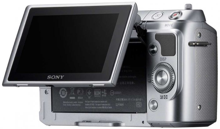 Do kadrowania możemy używać jedynie trzycalowego wyświetlacza z tyłu obudowy. Podobnie jak ekrany starszych bezlusterkowców Sony, ma on wysoką rozdzielczość, a przy tym można wychylać go w górę i w dół. Nie da się jednak obrócić go w dół o pełne 90 stopni, a poza tym ukryta za wyświetlaczem część obudowy jest podatna na zabrudzenia.