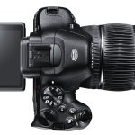 Trzycalowy wyświetlacz o wysokiej rozdzielczości można wychylać wokół osi poziomej.