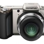 Olympus SP620UZ ma dużą i poręczną obudowę.