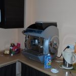 Bez tego nie ma pracy. Miejsce pielgrzymek całej redakcji. Skąd ta fota? Zgasiliśmy wszystkie światła, zasłoniliśmy okna. Lampa, mimo to, oświetliła pięknie otoczenie. Na imprezę jak znalazł