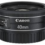 Drugi obiektyw STM to bardzo kompaktowy model stałoogniskowy o oznaczeniu EF 40mm 1:2,8 STM. Cena: ok. 1000 zł.