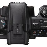 Pokrętło wyboru trybu pracy umieszczone po lewej stronie zapewnia szybko dostęp do manualnych i półmanualnych trybów PASM oraz najważniejszych programów automatycznych.