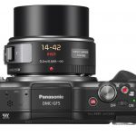 Na górnej ścianie korpusu umieszczono wyzwalacze zdjęć i wideo oraz klawisz IA przełączający aparat w tryb pełnej automatyki.