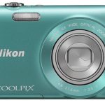 Podstawowy kompakt Nikona – Coolpix S3300 podąża za obecnym trendem nakazującym oferowanie aparatów we wszystkich kolorach tęczy i jest dostępny w różnych wariantach barwnych.