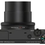 Sony RX100 został wyposażony w jasny obiektyw z 3,6-krotnym zoomem (ekw. ogniskowej dla małego obrazka: 28-100 mm, F1,8-4,9). Nie brakuje też stabilizatora obrazu.