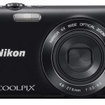 Nikon Coolpix S3300 ma obiektyw z sześciokrotnym zoomem, pokrywający zakres ogniskowych od 26 do 156 milimetrów (ekwiwalent dla małego obrazka).