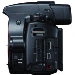 Gumowana klapka zabezpiecza złącza HDMI, USB oraz zewnętrznego mikrofonu.