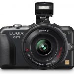 Podoba nam się za to, że Panasonic, nie bacząc na kompaktowe wymiary korpusu, zainstalował w nim zintegrowaną lampę błyskową. Mimo niskiej liczby przewodniej 4, w krytycznej sytuacji taki flesz jest lepszy niż żaden.