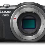 Wygląd zewnętrzny obudowy, wykonanej z aluminium i tworzywa, upodabnia go do poprzedniego modelu GF3. Tym razem jednak uchwyt wyłożono gumą, dzięki czemu aparat lepiej leży w dłoni.