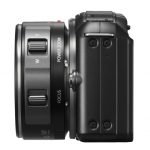 Do obsługi obiektywów z systemem PowerZoom służy przełącznik na obudowie – dokładnie taki, jak spotykane w kompaktach.