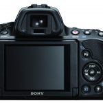 Elektroniczny wizjer o rozdzielczości 1,4 miliona punktów wyświetla naprawdę ostry obraz przy pokryciu 100 procent kadru. Wygodę przełączania między ekranem a wizjerem gwarantuje czujnik wykrywający przyłożenie oka do muszli wizjera.