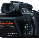 Blaski i cienie wyświetlacza: co prawda po rezygnacji z tej funkcji w poprzednim modelu Alpha 35, znów możemy go odchylać (o 90 stopni w górę i o ok. 60 stopni w dół), ale skurczył się on do 2,7