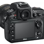 Nikon D800 pozwala kontrolować motyw w kadrze na dwa sposoby: przy użyciu 3,2-calowego wyświetlacza oraz optycznego wizjera pryzmatycznego ze stuprocentowym pokryciem kadru i 0,7-krotnym powiększeniem. Zarówno na ekranie, jak i w wizjerze może być wyświetlana elektroniczna dwuosiowa poziomica.