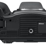 Na dolnej ściance obudowy znajdziemy gniazdo akumulatora.